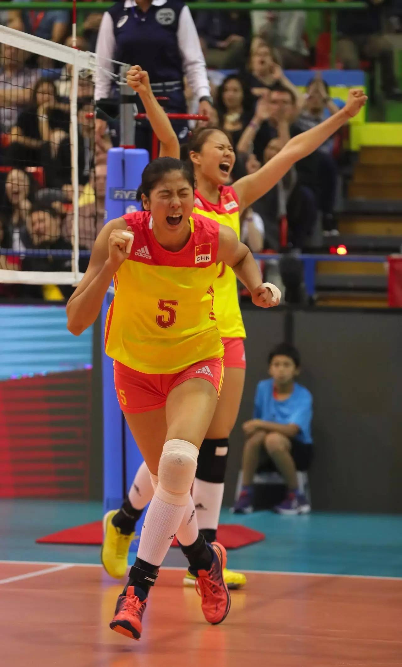 爱游戏官方-中国队鏖战马来西亚队,黄鸭组合刷新纪录