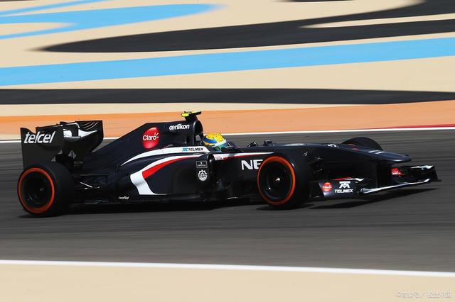 爱游戏下载-雷诺车队轻取梅赛德斯,塞恩斯惊艳四座