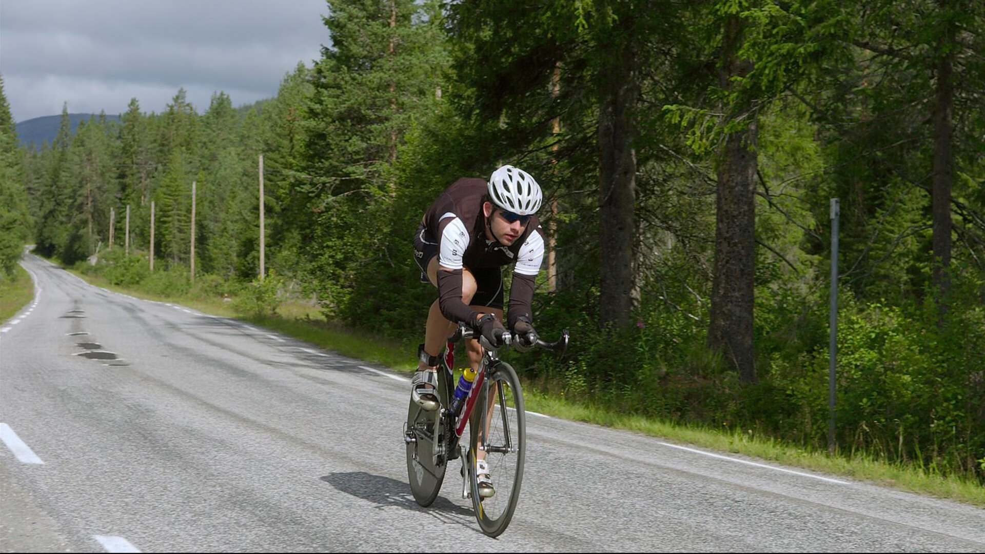 爱游戏APP-卡瓦哈尔完成自我救赎，乌克兰战术压制喀麦隆，绿茵场上的双重启示